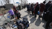 Người dân sơ tán khỏi thành phố Mariupol, Ukraine, ngày 24-3-2022. Ảnh: THX/ TTXVN