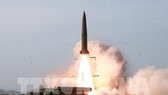 Một loạt vũ khí được Triều Tiên tiến hành thử nghiệm tại địa điểm không xác định. Ảnh: AFP/TTXVN