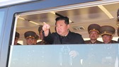 Chủ tịch Triều Tiên Kim Jong-un trong một lần theo dõi thử vũ khí. Ảnh: REUTERS
