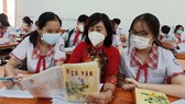 Học sinh lớp 9 Trường THCS Hoàng Hoa Thám (quận Tân Bình) trong một giờ học môn Ngữ văn