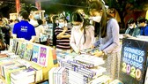 Chọn mua sách tại Ngày Sách và Văn hóa đọc Việt Nam lần 1 tại phố đi bộ Nguyễn Huệ. Ảnh: DŨNG PHƯƠNG