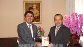 Đại diện doanh nghiệp Nhật Bản trao tượng trưng tiền hỗ trợ cộng đồng người Việt ở Nhật Bản cho Đại sứ Vũ Hồng Nam trong đợt dịch Covid-19 năm 2021. Ảnh: TTXVN
