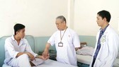 GS-TS-BS Văn Tần (giữa) đang thăm khám cho người bệnh