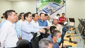 Thủ tướng Phạm Minh Chính thăm hỏi cán bộ, công nhân viên đang triển khai dự án Nhiệt điện Thái Bình 2 vào sáng 8-5. Ảnh: VIẾT CHUNG