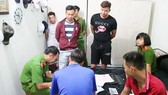 Công an TP Đồng Xoài khám xét một nhóm đối tượng cho vay nặng lãi