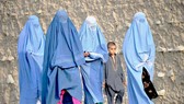 Chính quyền Taliban buộc phụ nữ Afghanistan che kín mặt và cơ thể ở nơi công cộng. Ảnh: CNN