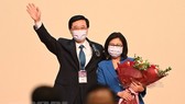 Ông Lý Gia Siêu và phu nhân sau khi được bầu làm Trưởng Đặc khu hành chính Hong Kong (Trung Quốc) ngày 8-5-2022. Ảnh: AFP/TTXVN