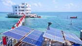 Hệ thống pin năng lượng mặt trời tại đảo Đá Nam. Ảnh: ĐỖ TRUNG