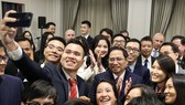 Thủ tướng Phạm Minh Chính và các thanh niên, sinh viên Việt Nam tại New York. Ảnh: VGP