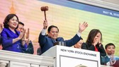 Thủ tướng Chính phủ Phạm Minh Chính gõ búa kết thúc phiên giao dịch tại Sàn giao dịch chứng khoán New York (NYSE) ngày 16-5 theo giờ địa phương. Ảnh: VGP