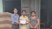Đại diện Báo SGGP tại miền Trung trao tặng tiền bạn đọc hỗ trợ vợ chồng anh Phùng Ngọc Sơn. Ảnh: NGUYỄN CƯỜNG