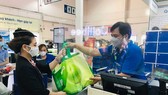 Người tiêu dùng sử dụng túi môi trường khi mua sắm tại siêu thị