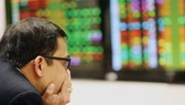 Tiếp tục bị bán tháo, VN Index lùi về sát mốc 1.200 điểm