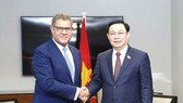 Chủ tịch Quốc hội Vương Đình Huệ tiếp ông Alok Sharma, Bộ trưởng Chính phủ Anh. Ảnh: TTXVN