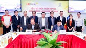 Đại diện HDBank và Unilever Việt Nam thực hiện ký kết hợp tác