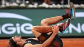 Zverev bị chấn thương mắt cá ở Roland Garros