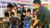 Tổ chức khám bệnh, cấp thuốc miễn phí và tặng quà tại các xã của huyện Chư Prông, tỉnh Gia Lai
