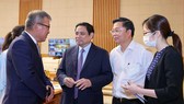 Thủ tướng Phạm Minh Chính trao đổi với các đại biểu. Ảnh: VIẾT CHUNG