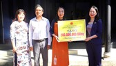 Phó Chủ tịch nước tặng quà cho Quỹ bảo trợ trẻ em tỉnh Thừa Thiên - Huế