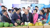 Thủ tướng Phạm Minh Chính tham quan gian hàng nông sản tại Hội nghị xúc tiến đầu tư tỉnh Hậu Giang năm 2022