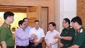 Thủ tướng Phạm Minh Chính trao đổi với các đại biểu tại hội nghị toàn quốc giữa Thủ tướng Chính phủ với các doanh nghiệp. Ảnh: VIẾT CHUNG