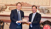 Chủ tịch UBND TPHCM Phan Văn Mãi  tặng quà lưu niệm ông Tan See Leng. Ảnh: VIỆT DŨNG