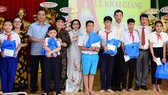 Trung tâm Nuôi dạy trẻ khuyết tật Võ Hồng Sơn tặng quà cho các học sinh khuyết tật có hoàn cảnh khó khăn 
