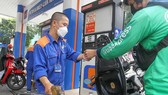 Đổ xăng RON 95-V tại cửa hàng xăng dầu Petrolimex trên đường Trần Cao Vân (quận 1, TPHCM). Ảnh: HOÀNG HÙNG