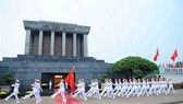 Lễ thượng cờ mừng Quốc khánh ở Lăng Chủ tịch Hồ Chí Minh. Ảnh: TTXVN
