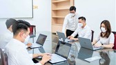 Cán bộ kỹ thuật Trường ĐH Công nghệ TPHCM trực xử lý dữ liệu để tiến hành lọc ảo, xét tuyển ngày 10-9