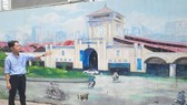 Bức tranh vẽ khung cảnh chợ Bến Thành trên bức tường ở hẻm 145/1 Nguyễn Đình Chính (phường 11, quận Phú Nhuận)