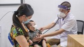 Khám chữa bệnh cho trẻ em tại Bệnh viện Nhi Trung ương. Ảnh: VIẾT CHUNG