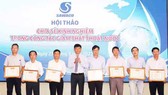Ông Trần Quang Minh, Tổng Giám đốc SAWACO, trao giấy khen cho các đơn vị có nhiều cách làm hay trong giảm thất thoát nước