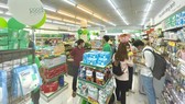 Khách hàng mua sắm tại Co.op Food Lê Văn Thọ 561