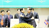 Thủ tướng Phạm Minh Chính và Thủ tướng Campuchia Samdech Techo Hun Sen tại lễ ký các văn kiện hợp tác giữa hai nước. Ảnh: TTXVN