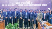 Chủ tịch UBND TPHCM Phan Văn Mãi và các đại biểu tại hội nghị tổng kết 9 tháng hoạt động của Nhóm công tác chung TPHCM - Ngân hàng Thế giới. Ảnh: MINH HIỆP