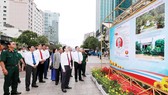 Các đại biểu tham quan triển lãm tại phố đi bộ Nguyễn Huệ, quận 1. Ảnh: DŨNG PHƯƠNG