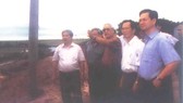 Đồng chí Võ Văn Kiệt cùng Phó Thủ tướng Nguyễn Tấn Dũng,Chủ tịch UBND tỉnh An Giang Nguyễn Minh Nhị, PGS-TS Hồ Chín thị sát ĐBSCL, năm 2000