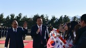 Chủ tịch nước Nguyễn Xuân Phúc và Tổng thống Hàn Quốc Yoon Suk-yeol. Ảnh: QUỐC HÙNG 