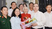 Bí thư Thành ủy TPHCM Nguyễn Thiện Nhân cùng đoàn đại biểu TP thăm hỏi Mẹ Việt Nam Anh hùng Lê Thị Cách. Ảnh: VIỆT DŨNG