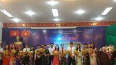 Ban tổ chức tặng hoa các thí sinh dự thi