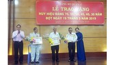 Phó Bí thư Thành ủy Võ Thị Dung trao huy hiệu 70 năm tuổi Đảng cho các đảng viên