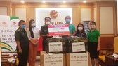 Đại diện Tạp chí Nông thôn Việt trao bảng tượng trưng ủng hộ 300 võng dù