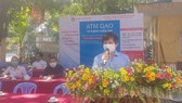 Chủ tịch Hội Nhà báo TPHCM Trần Trọng Dũng phát biểu tại điểm phát gạo phường 27 (quận Bình Thạnh)