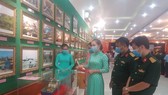 Các đại biểu tham quan hiện vật, hình ảnh tại triển lãm