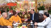 Phó Thủ tướng Thường trực Chính phủ Trương Hoà Bình thăm Hòa Thượng Thích Đức Nghiệp, Phó Pháp chủ Hội Đồng Chứng minh GHPGVN. Ảnh: VIỆT DŨNG