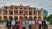 Đoàn đại biểu già làng, trưởng bản tiêu biểu vùng biên giới phía Bắc dâng hương tưởng niệm Chủ tịch Hồ Chí Minh