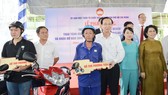  Phó Chủ tịch Thường trực UBND TPHCM Lê Thanh Liêm và Chủ tịch Ủy ban MTTQ Việt Nam TPHCM Tô Thị Bích Châu tặng xe máy cho người nghèo tại Tháng cao điểm "Vì người nghèo", sáng 8-10-2020. Ảnh: VIỆT DŨNG