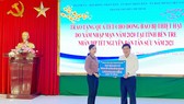 Chủ tịch UBND TPHCM Nguyễn Thành Phong trao bảng tượng trưng số tiền 1 tỷ đồng tặng tỉnh Bến Tre