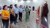 Các thành viên đoàn giám sát tham quan phòng trưng bày áo dài truyền thống lịch sử của phụ nữ miền Nam trong các cuộc kháng chiến cứu nước